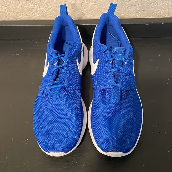 NWOB Nike shoes in a 4.5y - Picture 2 of 5